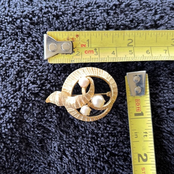 Vintage KARU Gold Tone and Pearl Brooch - Picture 4 of 4